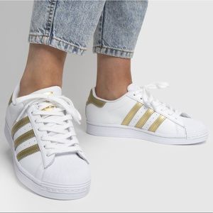 Adidas Superstar sneakers 🌟
